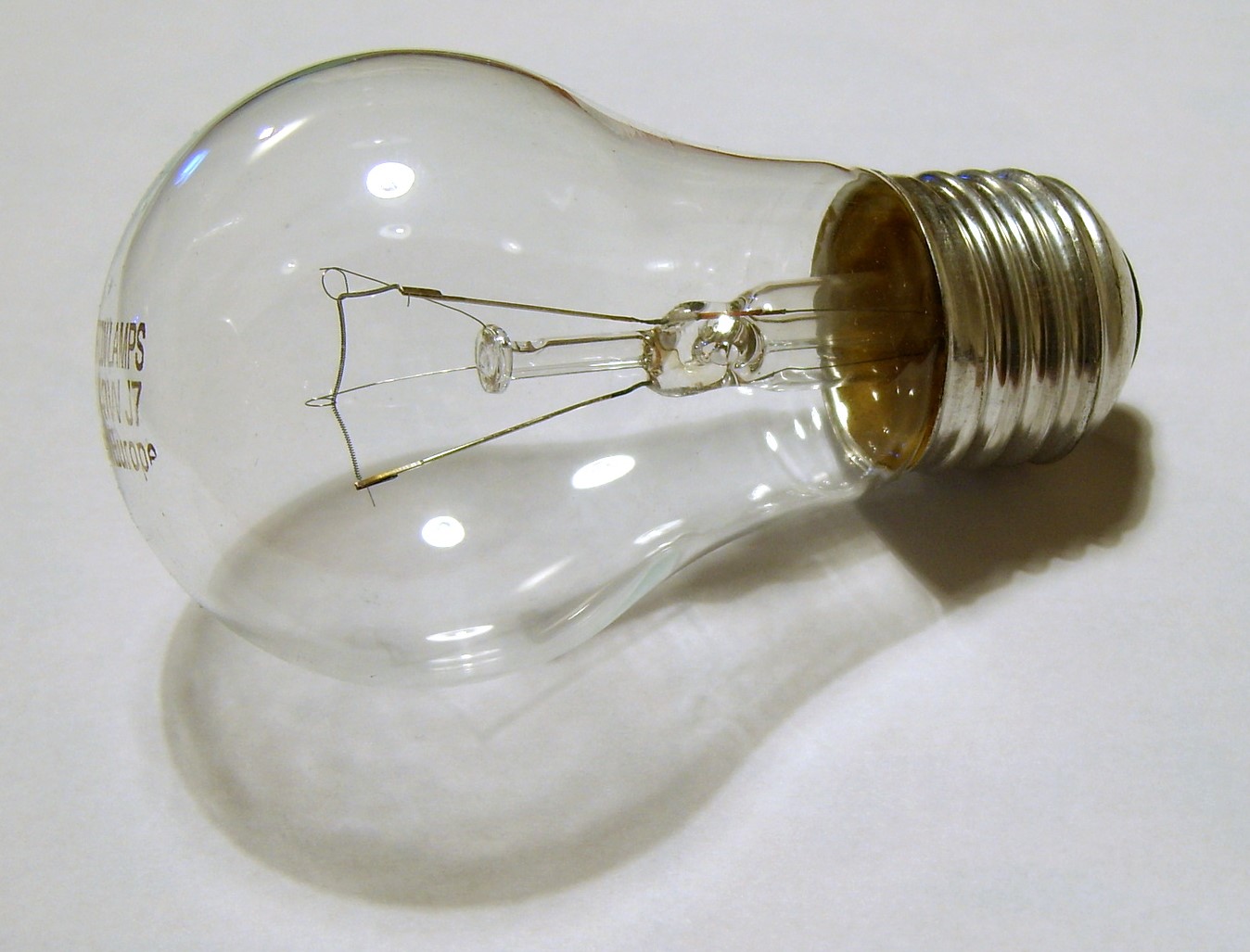 На цоколе лампочки накаливания написано 150 вт 220 в найдите силу тока